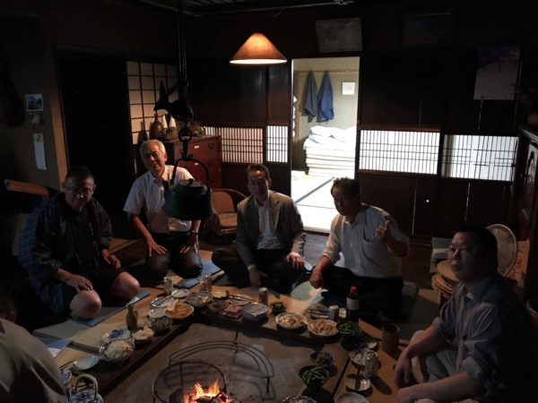 長野県大鹿村の囲炉裏のある宿たかやすにて親睦を深めました