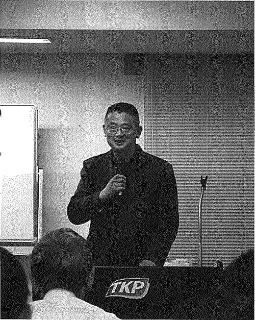 同じセミナーで、禅道会での指導経験をまじえて説明する小沢。